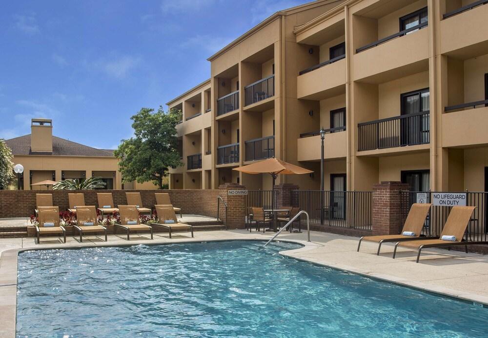 Courtyard By Marriott Baton Rouge Acadian Centre/Lsu Area Hotel Exterior photo