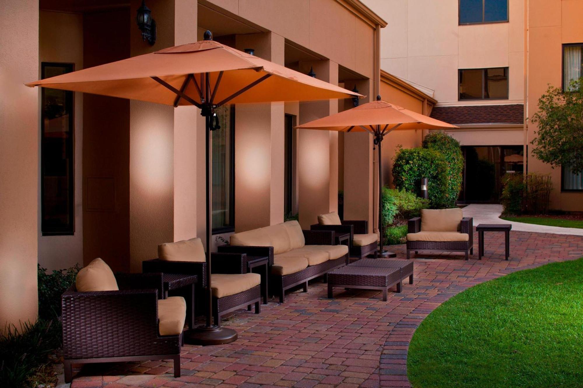 Courtyard By Marriott Baton Rouge Acadian Centre/Lsu Area Hotel Exterior photo