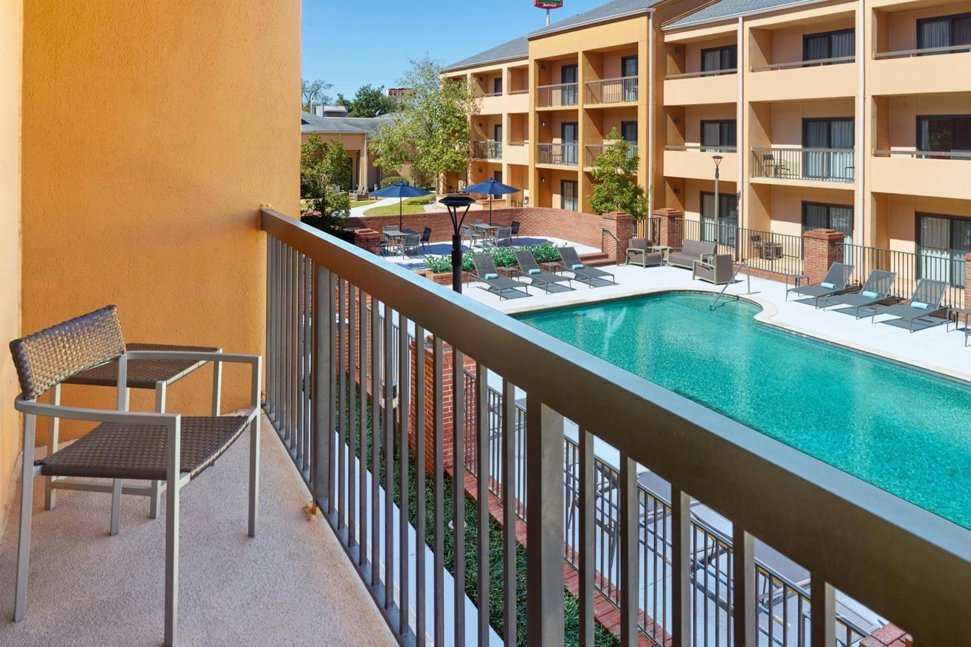 Courtyard By Marriott Baton Rouge Acadian Centre/Lsu Area Hotel Exterior photo